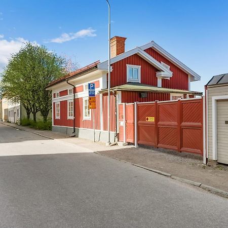 Gardshuset Mitt I Centrala Gaevle Exterior foto